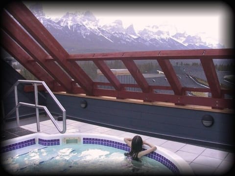 Enjoy our hot-tub, with 360 degree panoramic views