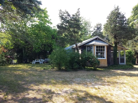Cottage tuck-away centrally located btwn 2 harbor towns, walk to beach, sleeps 6