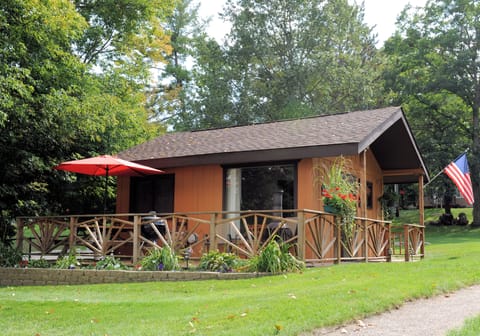 Front yard view of Cabin Six.