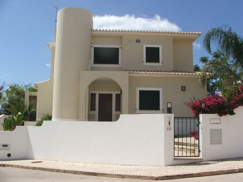 Luxury detached modern Villa close to the beach, marina, and town centre