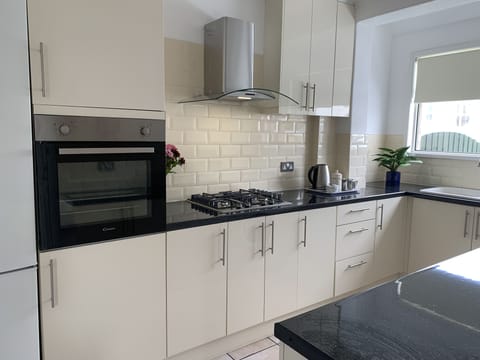 Fully fitted kitchen