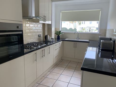 Fully fitted kitchen