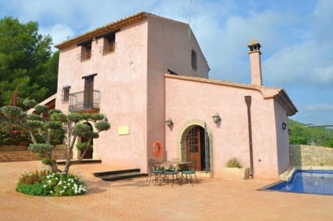 In a small olive and fruit orchard hides the lovely house Masia del Molineros.