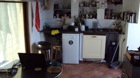 The secondary kitchen, at the same level as the upper terrace
