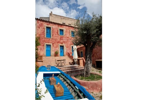 Casa Teulada 2 - 'The Boat' in the courtyard
