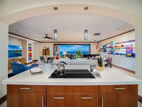 Fully Equipped Kitchen with Bar Seating Breakfast Table for Two