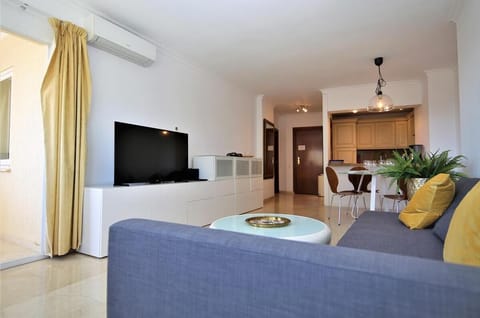 TV with Wifi and a choice of programmes