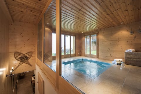 Spa Room with hot tub and steam room