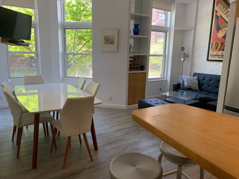 Open Living/Dining room, table for 6
