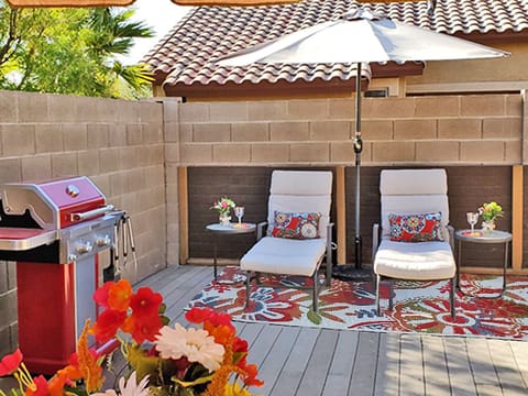 Oversized porch with Gazebo and seating for up to 5, new grill. Lounge chairs! 