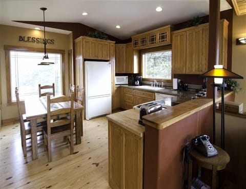 Kitchen & dining room table up to 10, convection oven, ocean view from sink