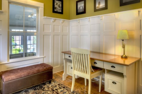 The office desk, the perfect workspace.
