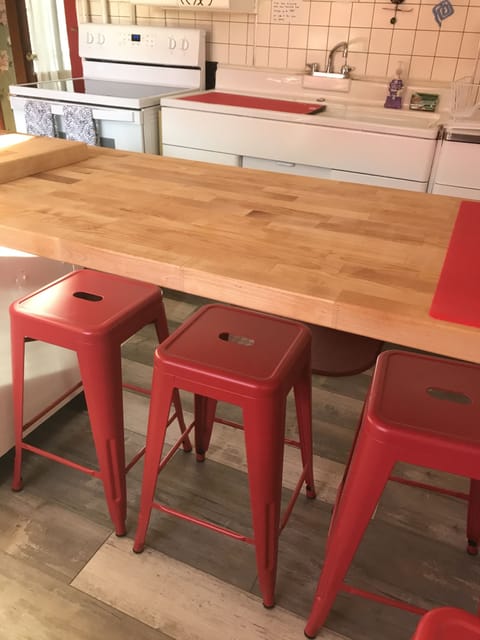 extra seating for 4 at the counter.