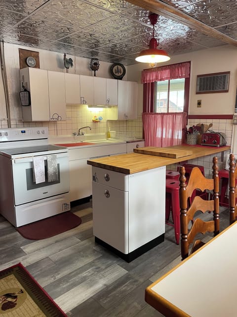 kitchen w/ stove, microwave, fridge, 2 crock pots, air fryer. No dishwasher. 