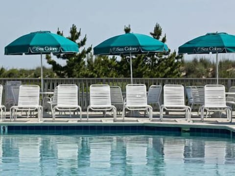Relax in a chaise loung at Edgewater's outdoor pool.    Open Thru October