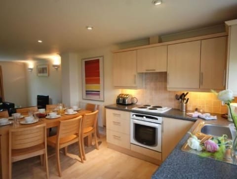 WELL EQUIPPED KITCHEN WITH DISHWASHER, OVEN + HOB, MICROWAVE, FRIDGE FREEZER