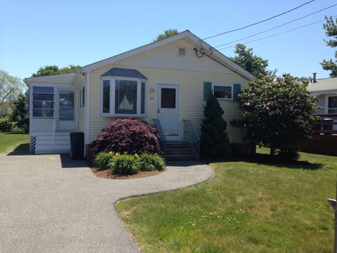 Three Bedroom cottage just a short walk to Scarborough Beach. Space for 3 cars! 