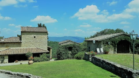 Main house to the left, middle capanna, and Aia Capanna to the right. July 2018.