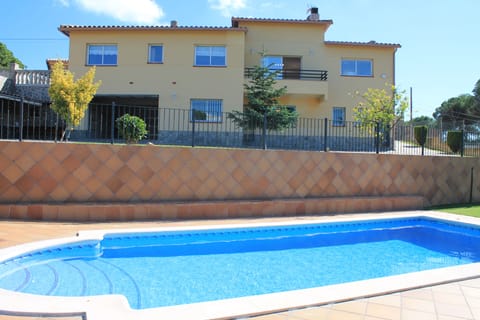 Fachada de casa y piscina
