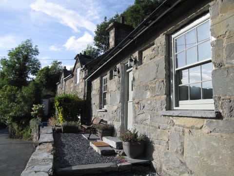 Dolydd Cottage