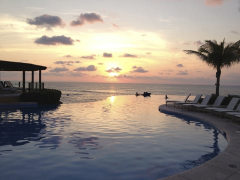 Sunset at the Nuna pool; a magical time of day