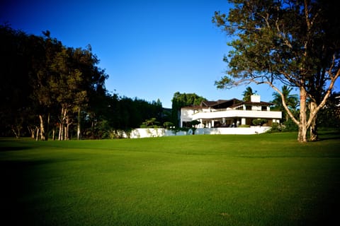 Picturesque setting on the fairway with expansive views