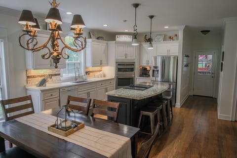 Kitchen and breakfast area