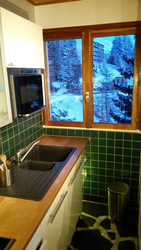 KITCHEN WITH WINDOW