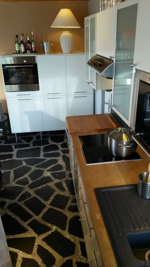 KITCHEN AND BOSCH OVEN