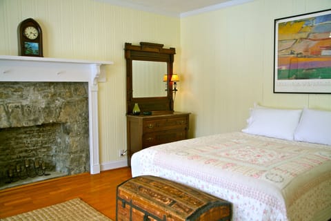 Downstairs Bedroom (queen)