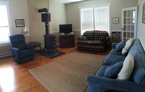 Cozy living room with 55" TV (streaming services available)