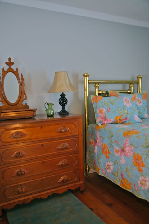 Upstairs Bedroom (2 singles)