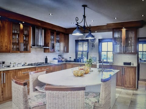 Centre island in kitchen for seamless entertaing