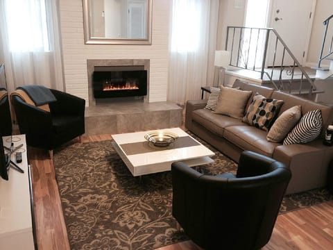 A space well suited for entertaining... for 1 or for 8! 