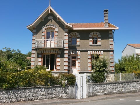 Beautiful Rose Mousse, 1930's villa, 400m from the beach and town
