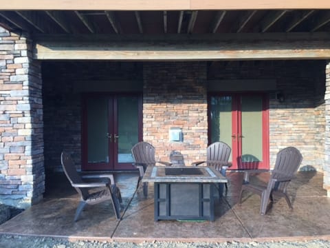 STUDIO gas fire pit for the perfect evening glass of wine or late night fire