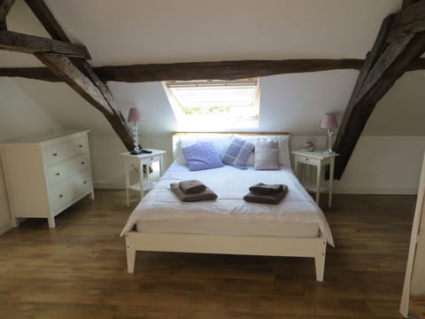 Master bedroom ensuite complete with king size bed with high quality mattress.