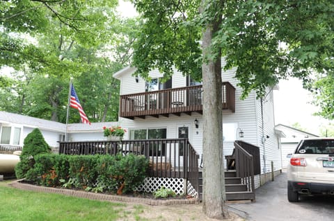 LAKE VIEW/ACCESS
Cabin 9 3BR 2BA Sleeps 8