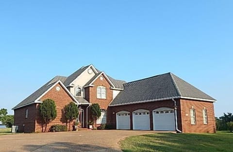 Salty Water Outlook is walking distance to 2 waterfront seafood restaurants!!