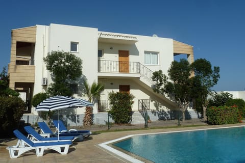Stu & Fi's Beautiful , Downstairs Poolside Apartment.