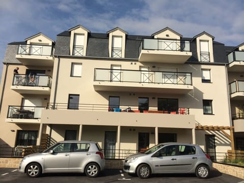 Building view with the appartment on the 1st floor 