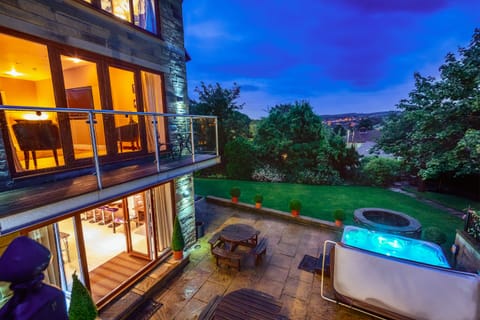 Middle floor balcony and garden