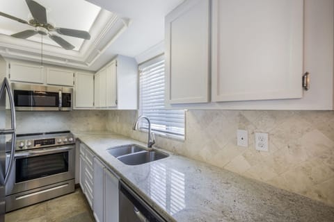 Kitchen - Lots of Prep Space!