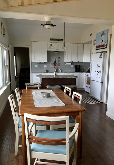 Seating for up to 8 at the dining table