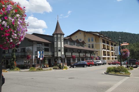 River Park Condo (Cream Building)