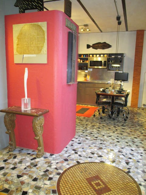 Entrance to kitchen.
