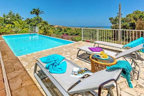 Villa Thera is a luxury address that combines modernity and tradition. You will enjoy an exceptional view, and only a few minutes away from the famous Kite Surf spot of Pointe Faula.