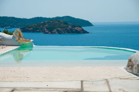 Jacuzzi infinity pool with stunning views of Tsougria, Skiathos and Skopelos 