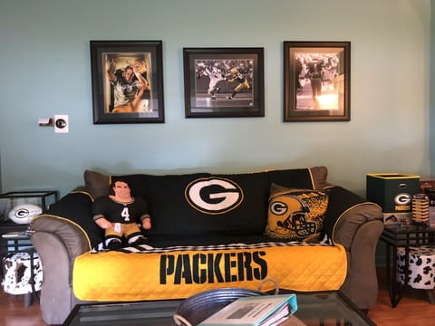 Main floor living room (queen size sleeping sofa) 