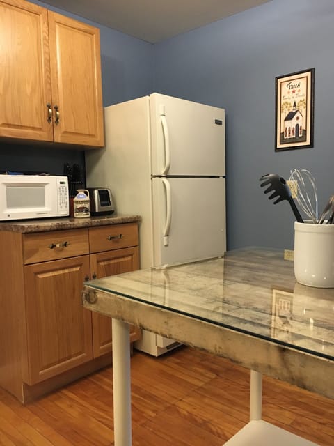 Full size appliances, microwave, toaster, & coffee machine await your enjoyment.